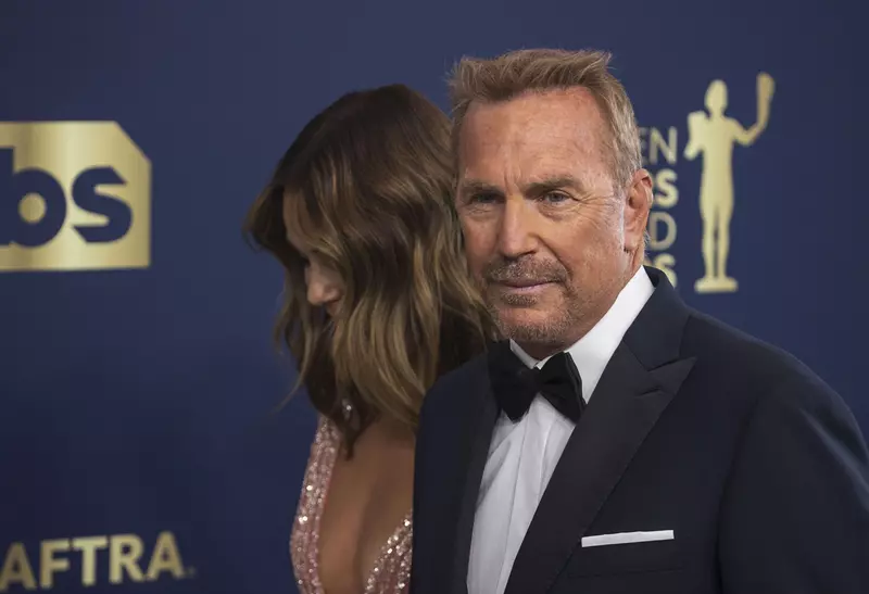 Kevin Costner ar avea o relație cu Reese Witherspoon 