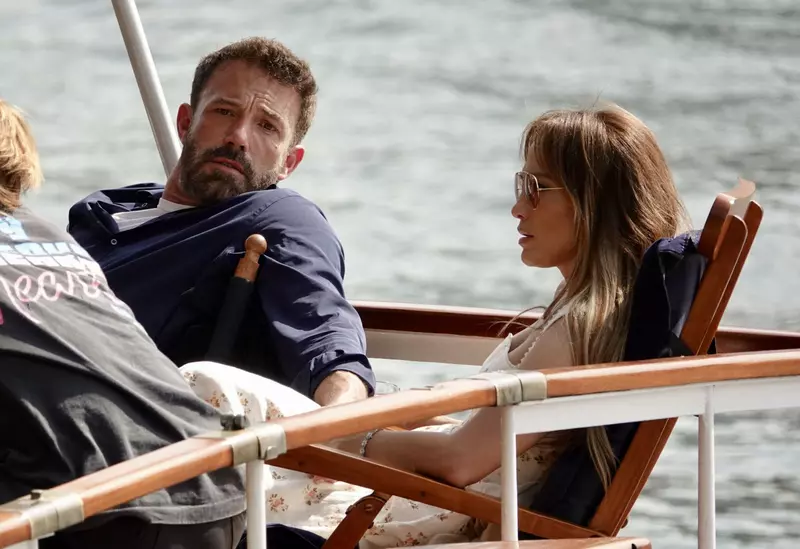 Imagini virale cu Ben Affleck dormind cu gura deschisă în luna de miere. Explicația se află în contractul prenupțial impus de JLo
