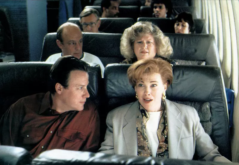 Actorii John Heard și Catherine O'Hara în rolul părinților Peter și Kate McCallister într-o scenă din filmul Singur Acasă 2