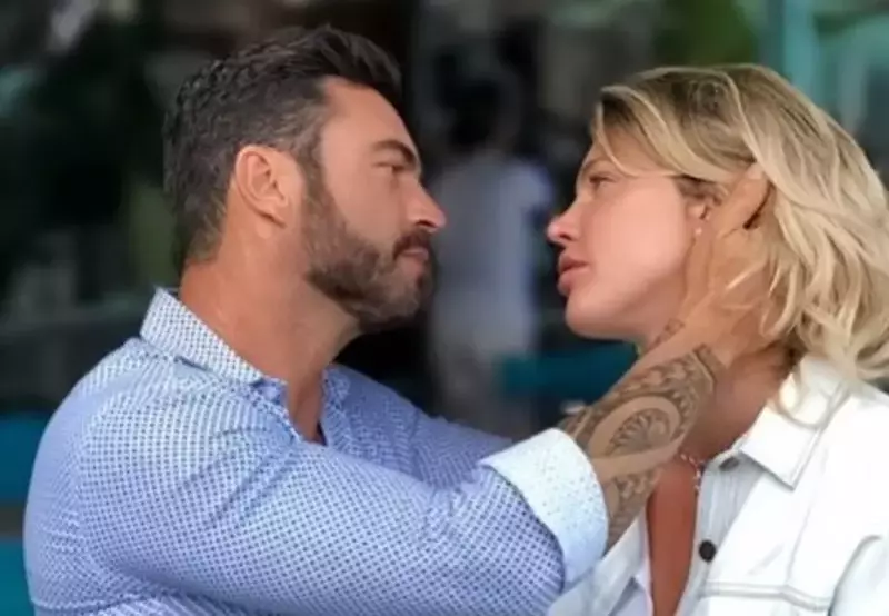 asa o priveste sotul pe alina vidican