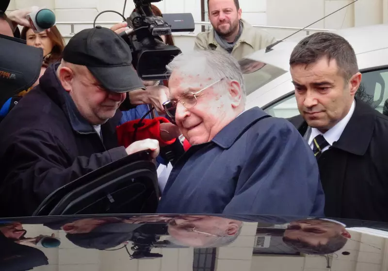 Fostul presedinte Ion Iliescu paraseste, joi 16 Martie 2017, sediul Parchetului de pe langa Inalta Curte de Casatie si Justitie din Bucuresti, la finalul audierii sale in dosarul Revolutiei. Este ultima lui apariție publică. FOTO: HEPTA