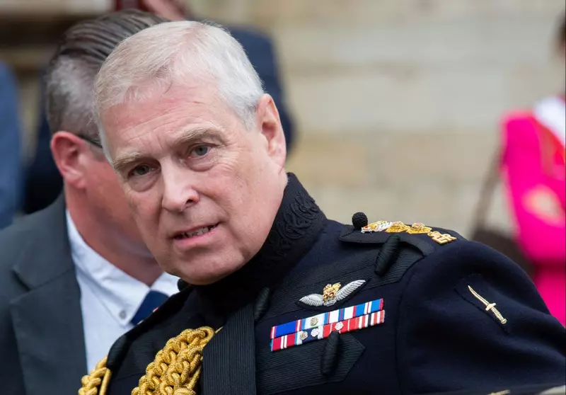 Prințul Andrew, surprins în timpul unor vizite secrete la Regina Elisabeta. De ce se furișează fiul suveranei