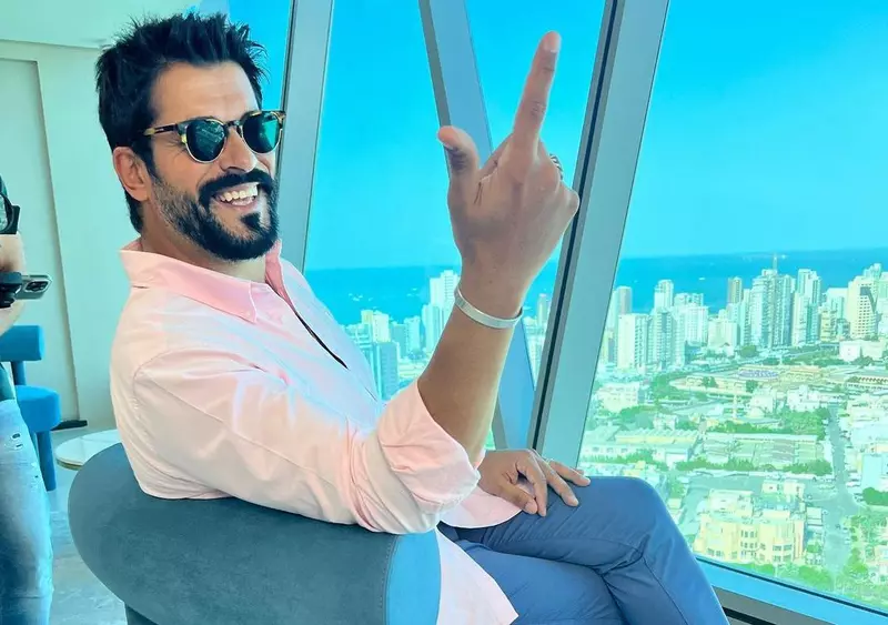 Burak Özçivit a bătut din nou palma cu gigantul Netflix