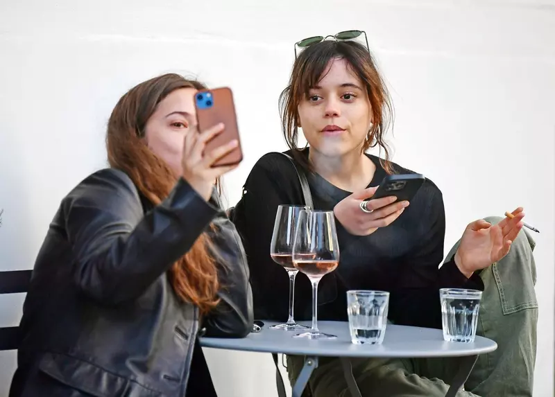 *PREMIUM-EXCLUSIVE* MUST CALL FOR PRICING BEFORE USAGE 
 – American actress Jenna Ortega looks in great spirits as she’s pictured enjoying drinks al fresco with fellow American actress Gideon Adlon in Notting Hill, West London.
*PICTURES TAKEN ON 21/05/20