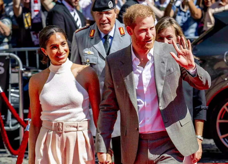 Prințul Harry „e disperat și se agață de Meghan Markle ca o plută de salvare”. De unde vin noile declarații explozive