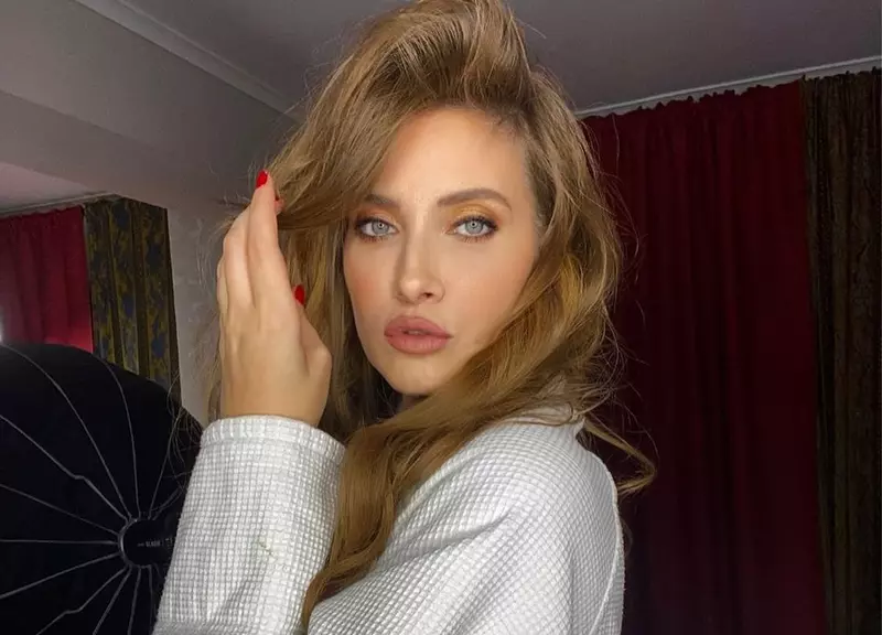 Iulia Albu critică persoanele publice care promovează orice  (3)