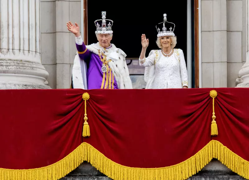 La famille royale britannique salue la foule sur le balcon du palais de Buckingham lors de la cérémonie de couronnement du roi d’Angleterre à Londres
