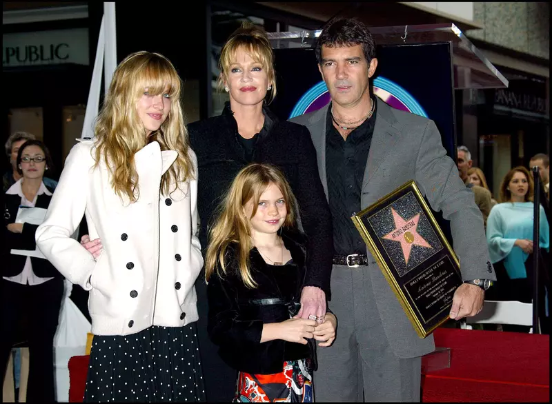 Antonio Banderas, relație strânsă cu Melanie Griffith și Dakota Johnson  (4)
