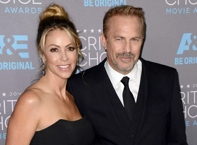 Fosta soție a lui Kevin Costner, surprinsă la plajă în Hawaii. Ce pensie alimentară îi plătește actorul din Yellowstone 