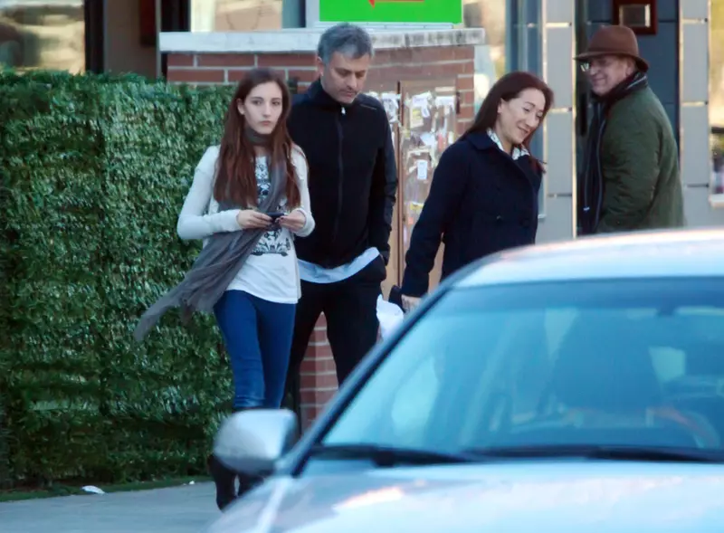 EXCLUSIVO: Mourinho with family and his new Aston Martin.
