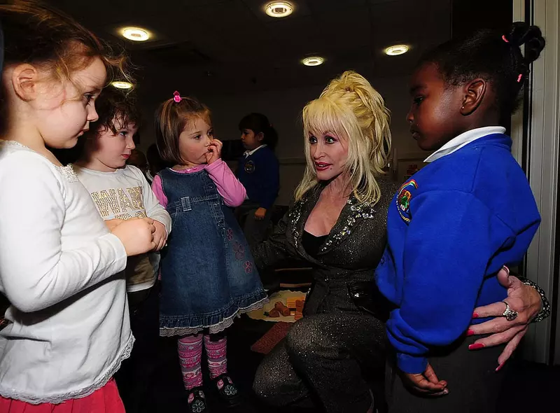 Dolly Parton Launches Her Imagination Library