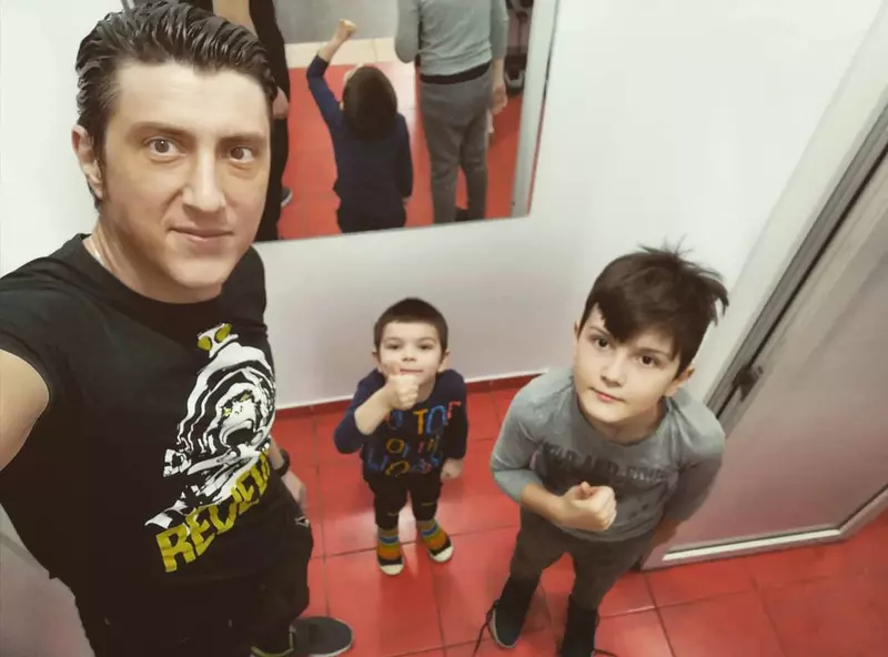 costi-dita-si-baietii