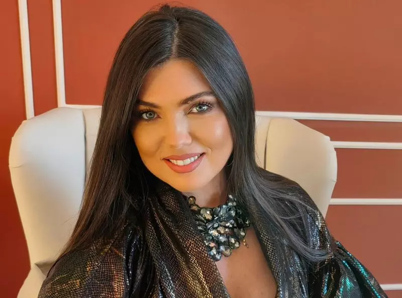 Paula Seling, despre cum se poartă copiii la școală cu Elena. Are Părul lăsat pe umeri, un colier gros la gât și o rochie neagră.