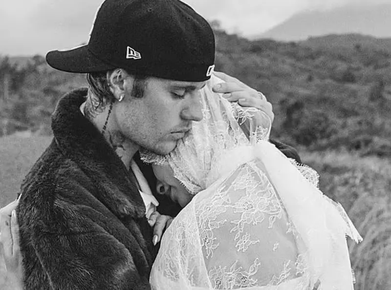 justin-si-hailey-imbratisati