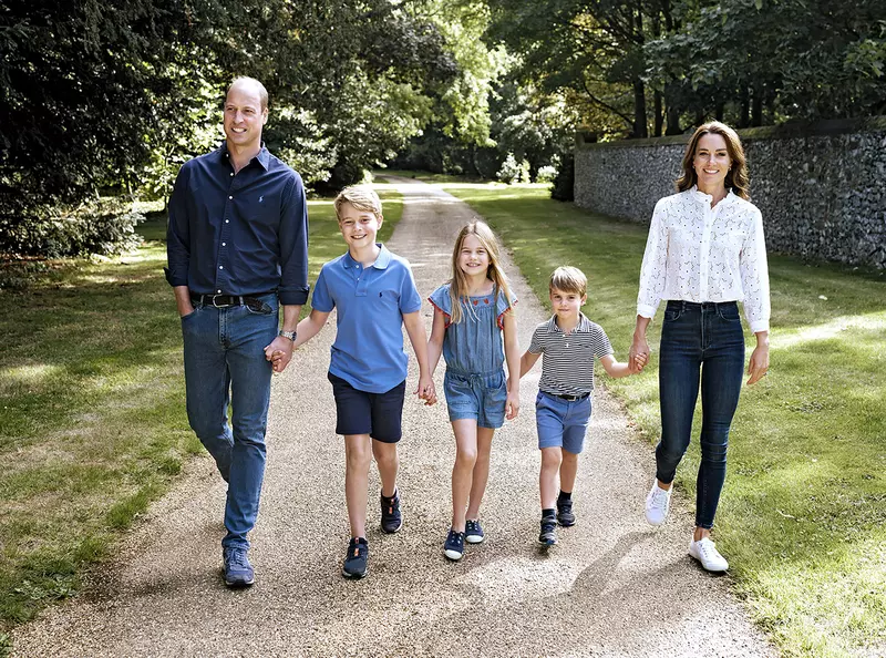 Kate Middleton, imagine înduioşătoare de Ziua Mamei, alături de cei 3 copii