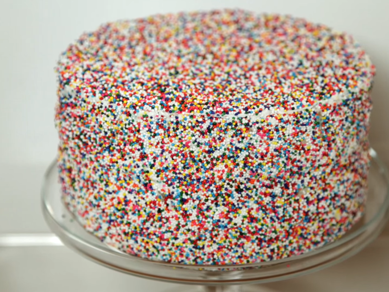 Cum sa ornezi tortul cu bombonele decorative