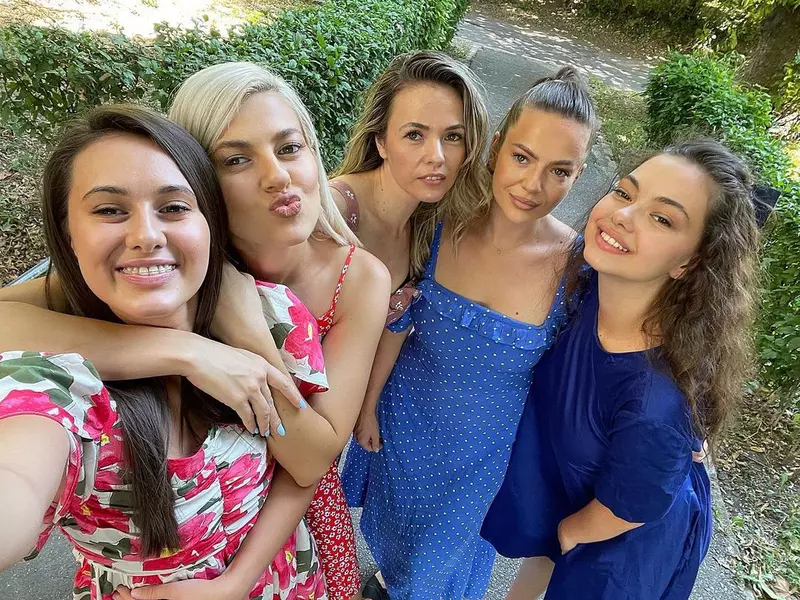 Cum-arata-surorile-Lidiei-Buble-21