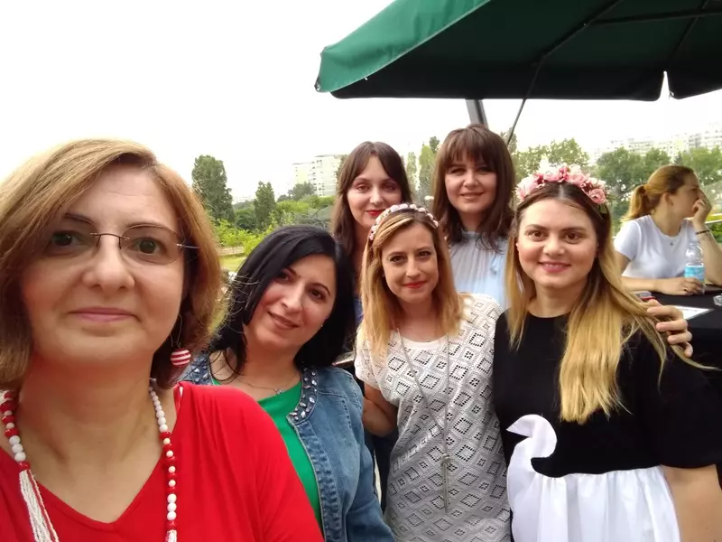 Camera frontală are opțiunea de group selfie - iată unul cu o parte din echipa Unica (de la stânga la dreapta): Laura Davidescu, Cristina Negoițăm Dana-Ruxandra Panghe, Simona David, Raluca Hagiu și Cristina Niculae.