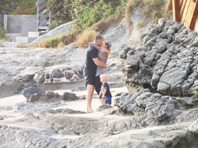 Renee Zellweger passionately kisses new boyfriend Ant Anstead
