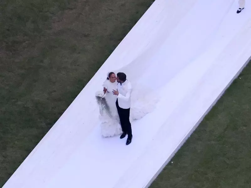 Jennifer Lopez și Ben Affleck, nuntă extravagantă. Artista a purtat o rochie spectaculoasă