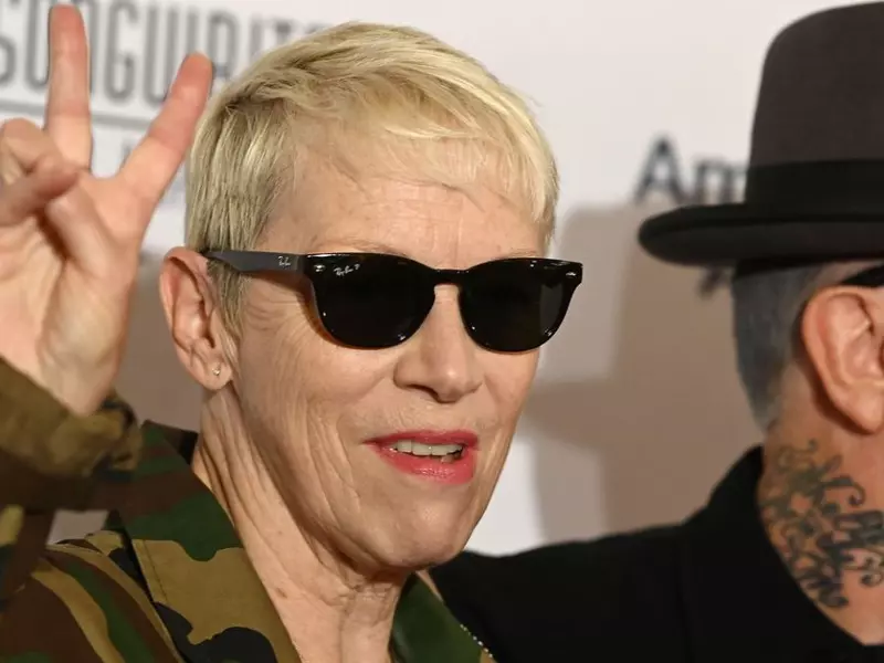 Annie Lennox șia făcut primul tatuaj la 67 de ani Străine, Vedete