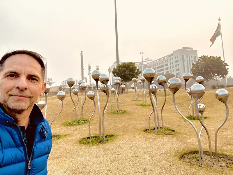 Dan Negru selfie în fața celei mai mari maternități din New Delhi