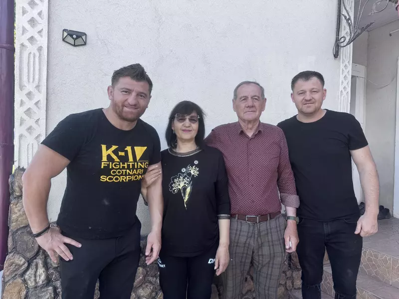 Cătălin Moroșanu, imagine alături de părinți și de fratele său 