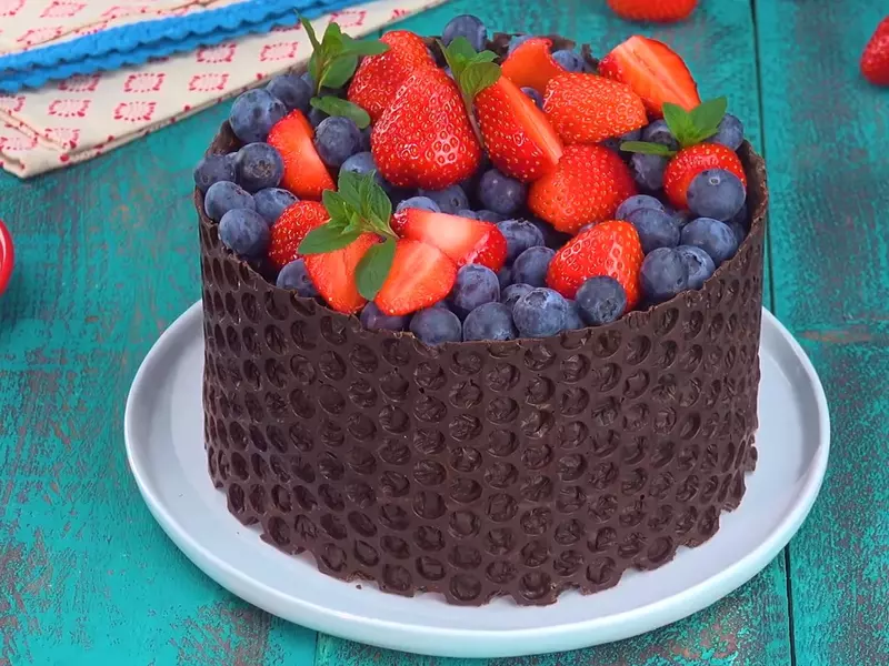 Cum sa ornezi tortul folosind folia de impachetat