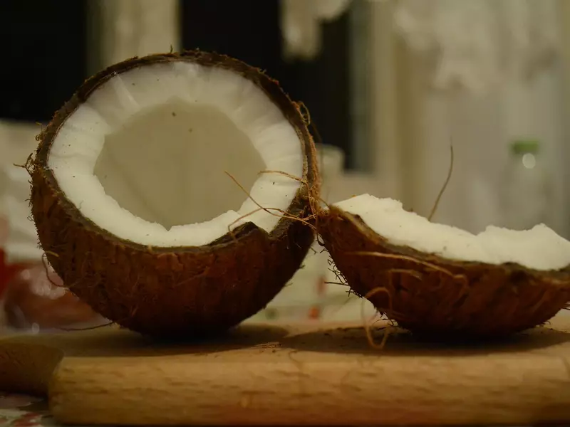 Cum alegi si desfaci o nuca de cocos