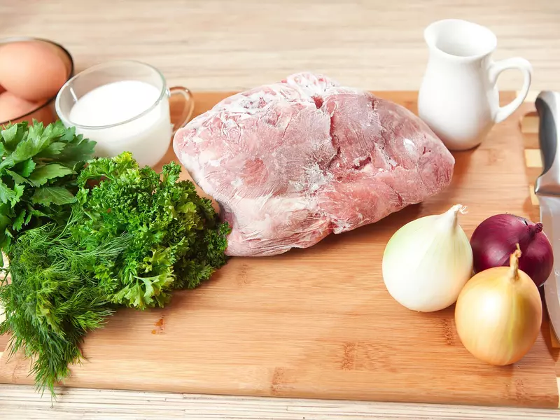 Cum sa dezgheti carnea rapid, fara riscuri