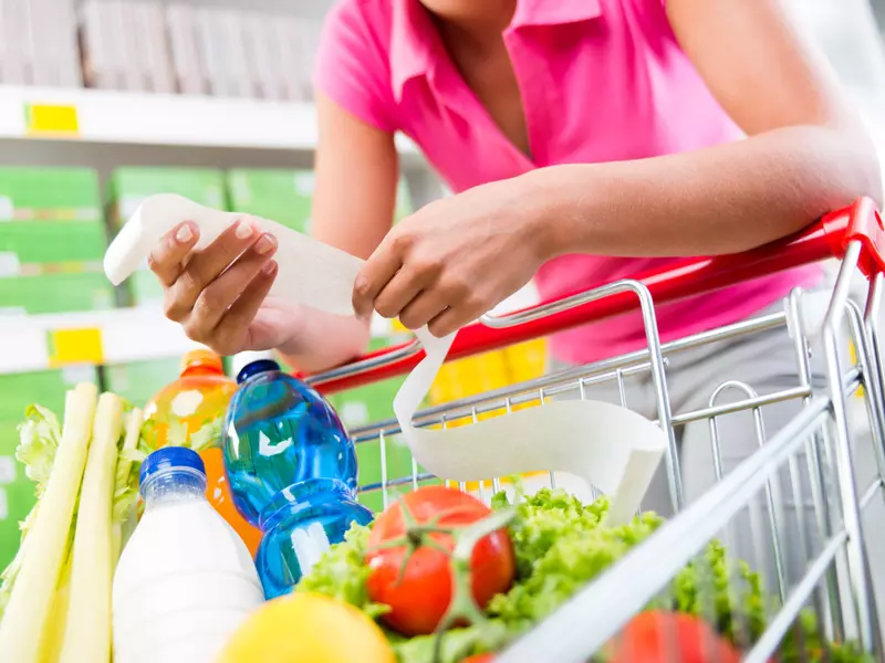 Poți lua Coronavirus dacă bucătarul strănută sau tușește pe alimente? Află ce spun experții