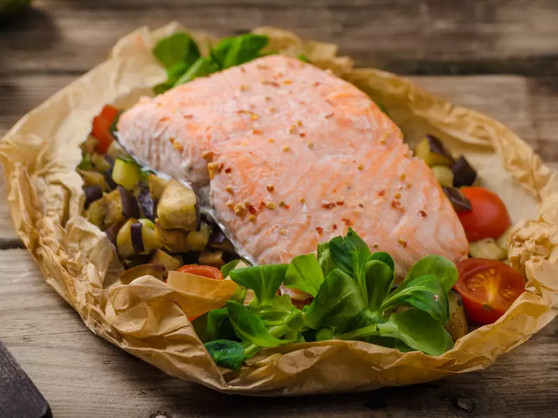 Cum gatesti la abur folosind hartie de copt