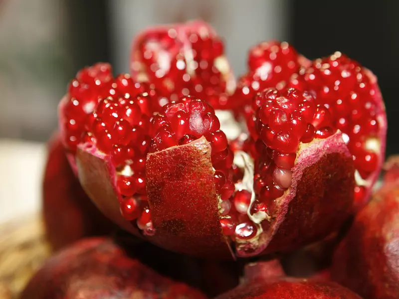 10 beneficii ale consumului de rodie