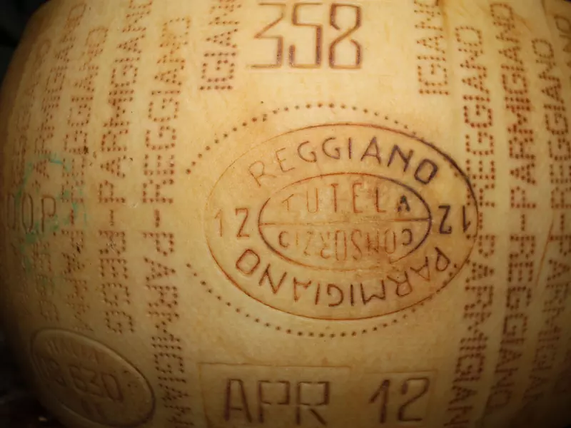 Cum deosebesti parmezanul autentic (Parmigiano Reggiano) de alte branzeturi