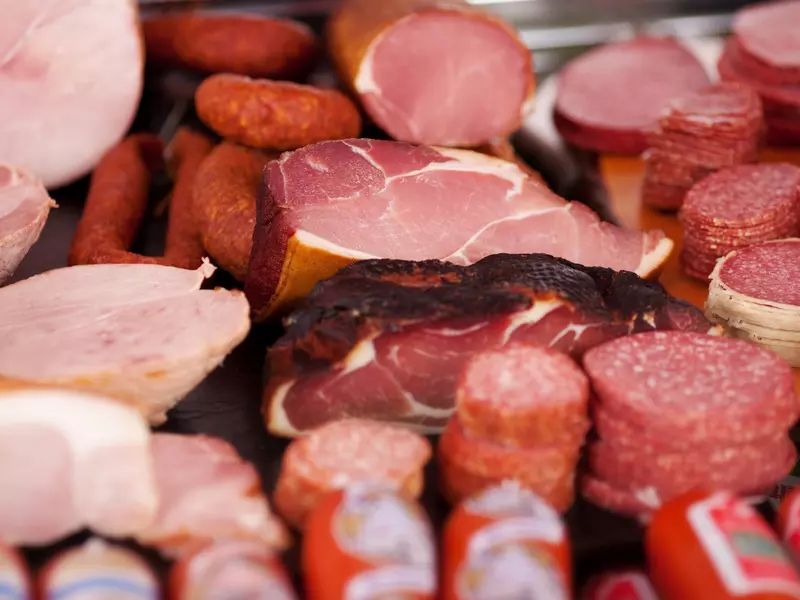 Ingredientele de evitat din mezeluri: sub ce denumiri se ascund si ce rol au