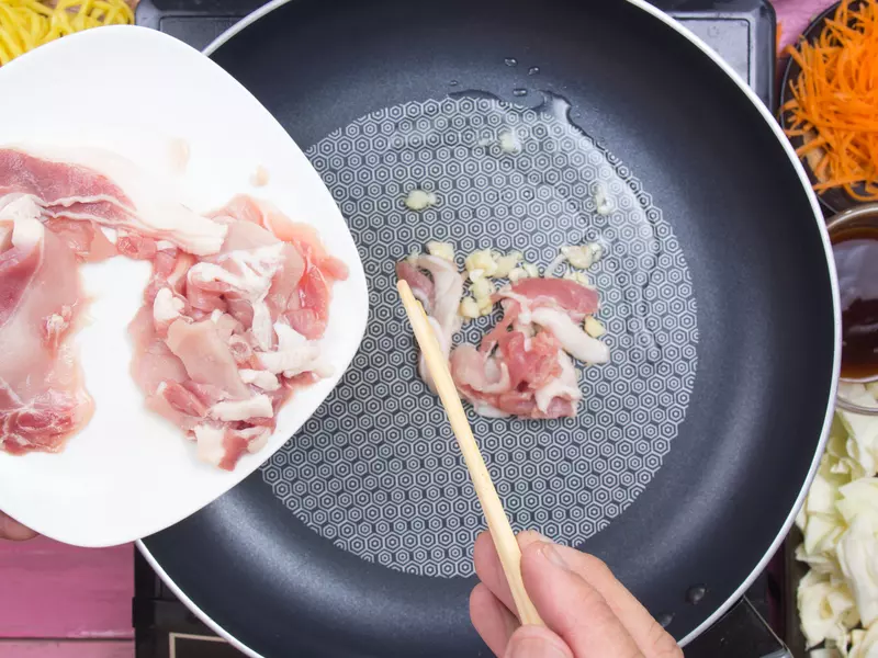 5 greseli pe care le faci cand folosesti o tigaie antiaderenta