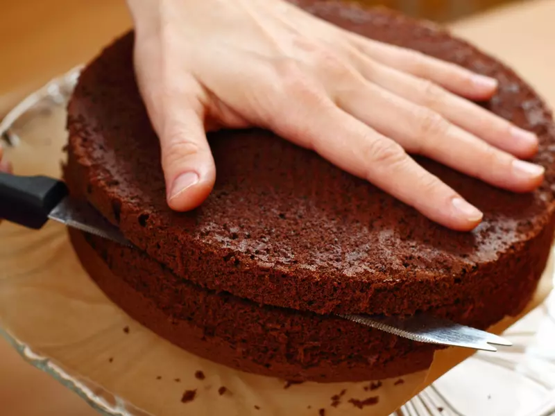 Cum tai blatul de tort perfect, cu ata dentara