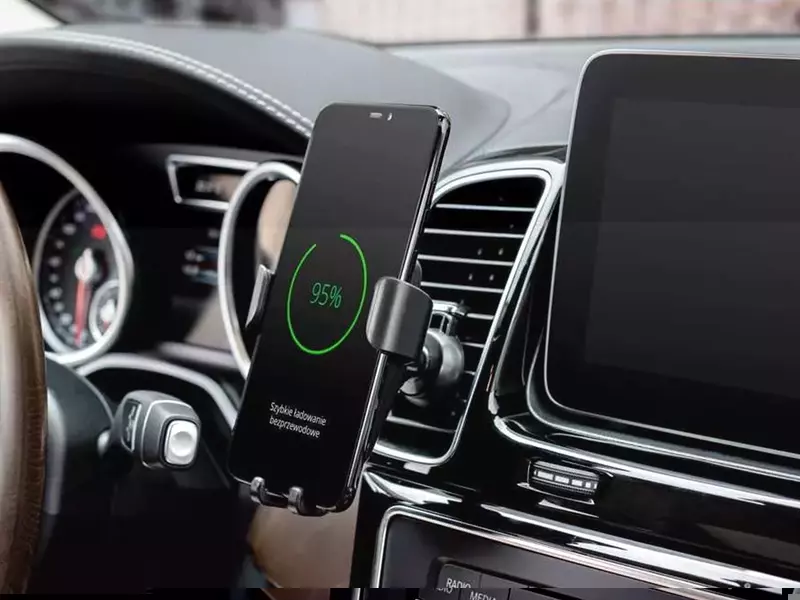 Anumite suporturi auto telefoane au propriul încărcător fără fir