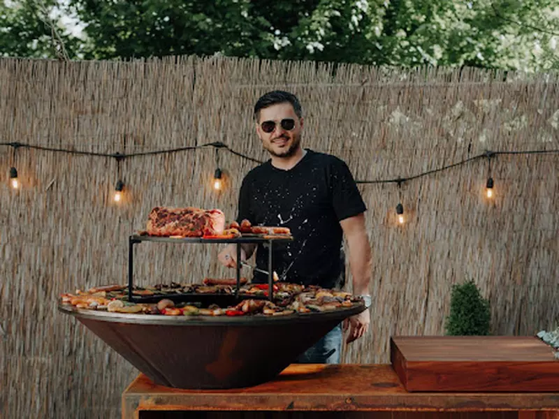 Liviu Vârciu gătește în stil mare cu noul grătar rotund OFYR