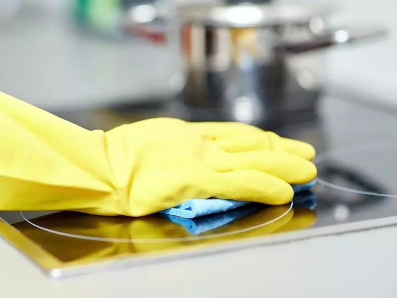 Cele mai eficiente soluții pentru curățarea unei plite vitroceramice sau cu inducție