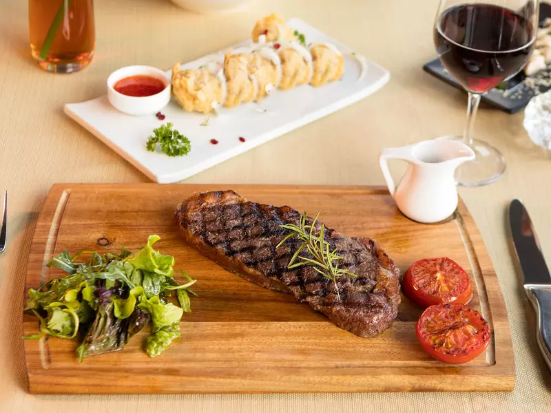Două vinuri roșii pe care le poți servi cu o friptura de vită