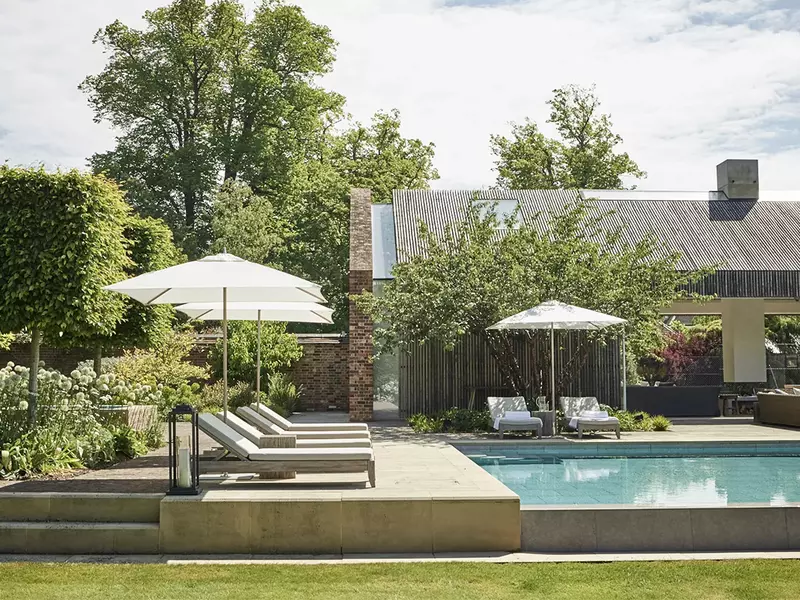 <strong>Motive pentru care să îți amenajezi o piscină în curtea casei</strong>