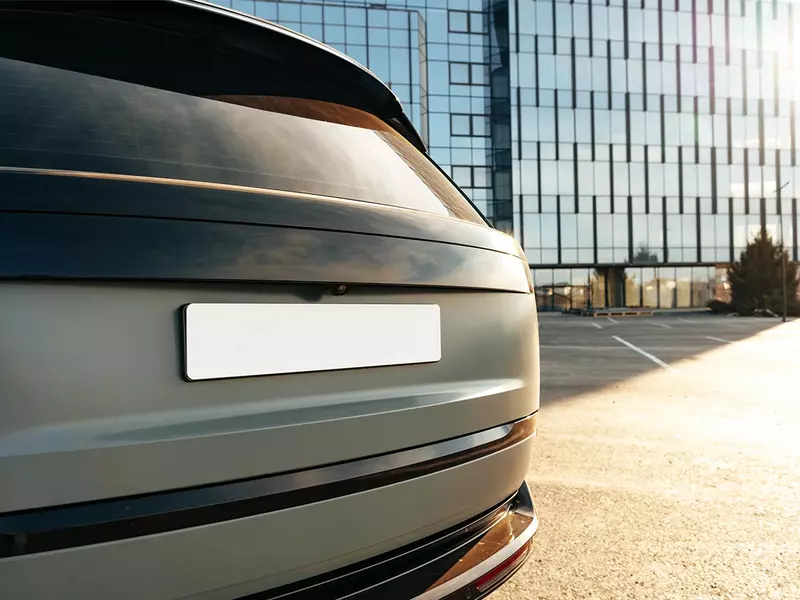 Suporturi pentru numerele de înmatriculare: Importanța alegerii unui produs de calitate pentru mașina ta