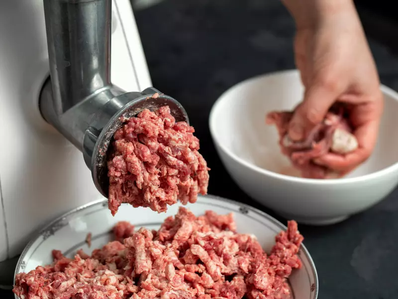 Avantajele mașinii electrice de tocat carne: ajutorul ideal în bucătăria ta