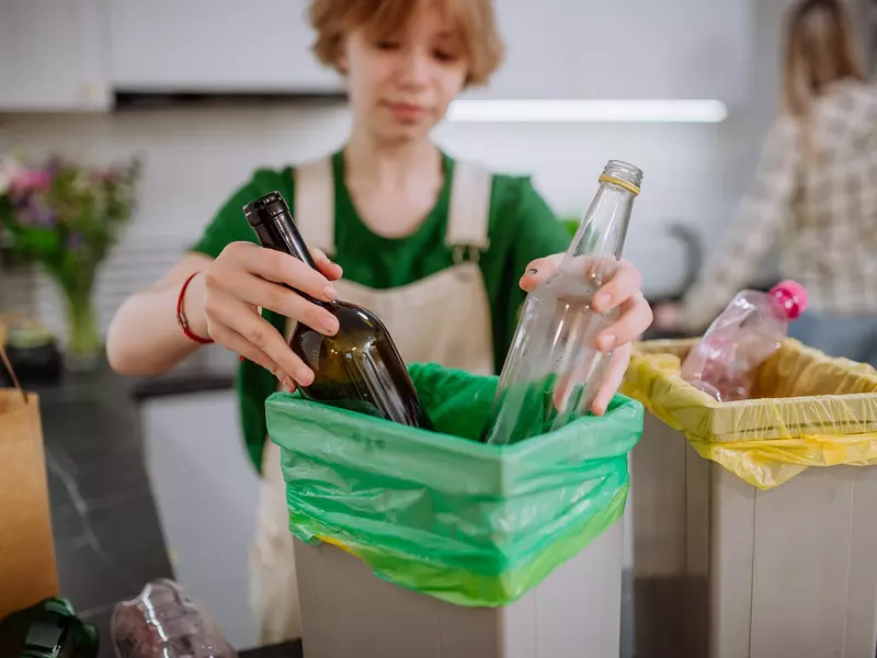 Ghidul pentru reciclarea sticlei: de ce este importantă și cum să o faci eficient