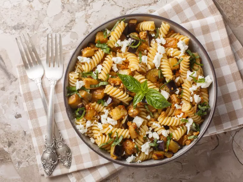 Salate cu paste pentru prânz: 7 rețete rapide și delicioase