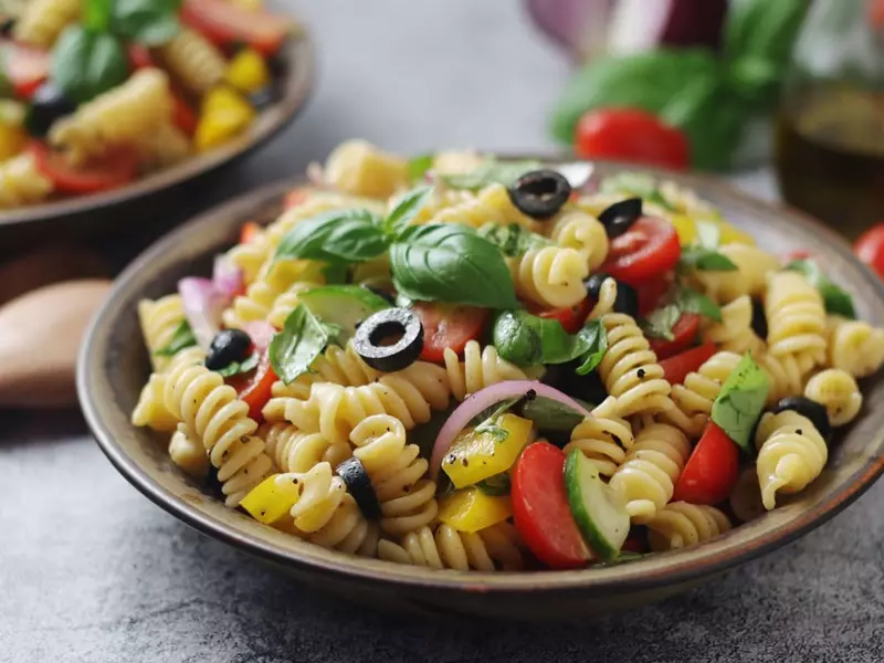 Rețetă simplă pentru cină: paste cu sos de roșii și salată proaspătă