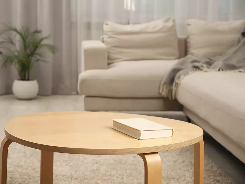 Măsuță de cafea în sufrageria ideală: cum o alegi în funcție de spațiu, stil și buget