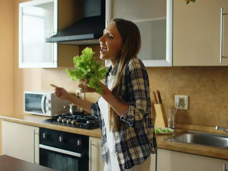 5 trucuri simple în bucătărie care îți pot transforma stilul de viață