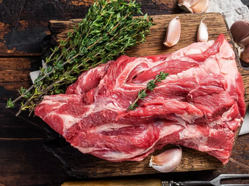 Aproape nimeni nu cumpără această bucată de carne, dar este ieftină și perfectă pentru friptură! Iată cum să o pregătiți pentru a fi suculentă și să se topească în gură